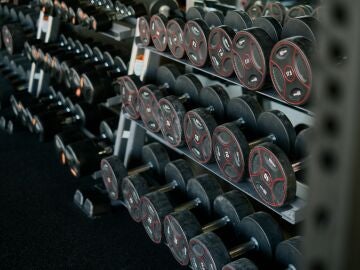 Mancuernas en un gimnasio 