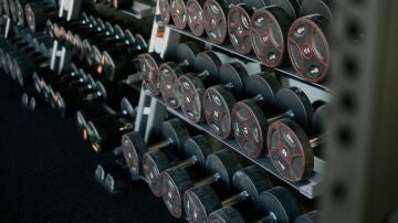 Mancuernas en un gimnasio 