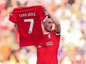 Diogo Jota posa con la camiseta de Luis Díaz