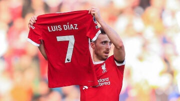 Diogo Jota posa con la camiseta de Luis Díaz