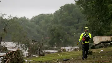 Un bombero de Kerrville explora las orillas del río Guadalupe en Ingram, Texas, mientras se realizan los esfuerzos de rescate para encontrar a las personas arrastradas por las inundaciones de la madrugada. Un bombero de Kerrville explora las orillas del río Guadalupe en Ingram, Texas, mientras se realizan los esfuerzos de rescate para encontrar a las personas arrastradas por las inundaciones de la madrugada.