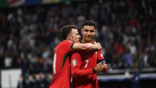 Cristiano Ronaldo y Diogo Jota durante un partido con Portugal