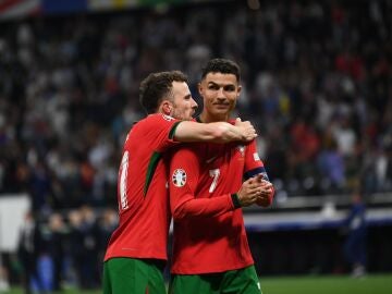 Cristiano Ronaldo y Diogo Jota durante un partido con Portugal