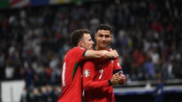 Cristiano Ronaldo y Diogo Jota durante un partido con Portugal