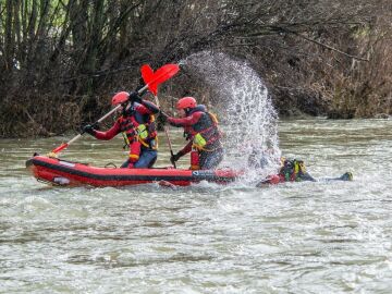 Imagen de archivo. Bomberos de León prueban sus nuevos equipos en las aguas del río Bernesga