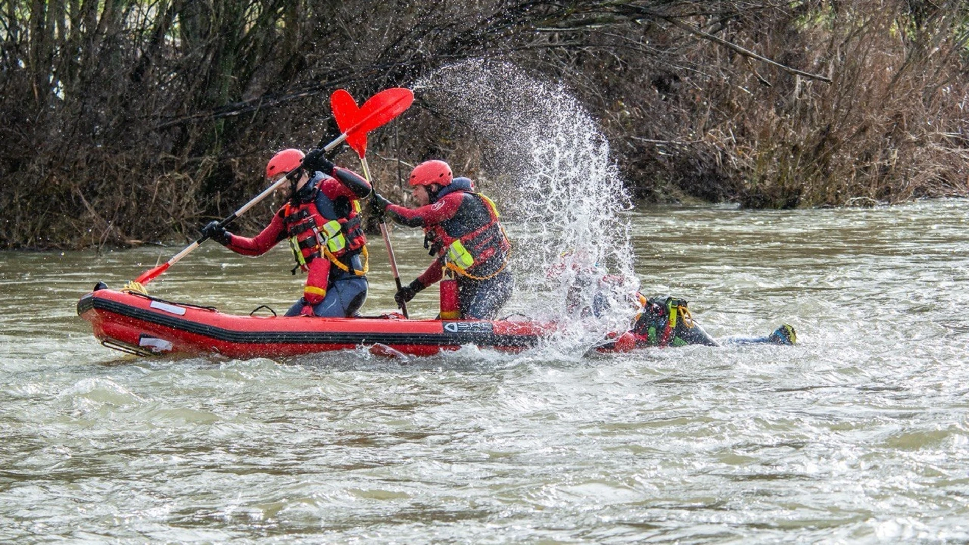 Imagen de archivo. Bomberos de León prueban sus nuevos equipos en las aguas del río Bernesga Imagen de archivo. Bomberos de León prueban sus nuevos equipos en las aguas del río Bernesga