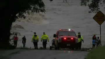 Los socorristas rastrean las orillas del río Guadalupe en Ingram, Texas, mientras realizan esfuerzos de rescate para encontrar a las personas arrastradas por las inundaciones de la madrugada. Los socorristas rastrean las orillas del río Guadalupe en Ingram, Texas, mientras realizan esfuerzos de rescate para encontrar a las personas arrastradas por las inundaciones de la madrugada.