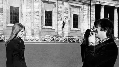 Ringo Starr sacando una foto a Maureen Starkey Tigrett Ringo Starr sacando una foto a Maureen Starkey Tigrett