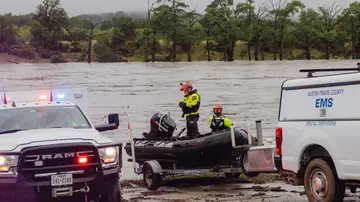 Miembros del Grupo de Trabajo 1 despliegan embarcaciones a lo largo del río Guadalupe tras una inundación destructiva en Kerrville. Miembros del Grupo de Trabajo 1 despliegan embarcaciones a lo largo del río Guadalupe tras una inundación destructiva en Kerrville.