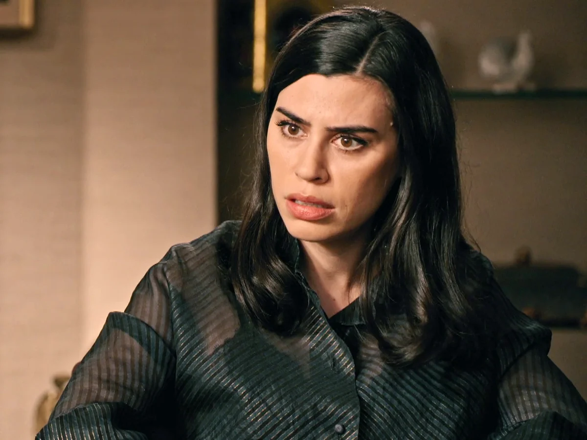 María descubre que Gabriel trabaja para Brossard y acaba aceptando un pacto con él, pero con condiciones