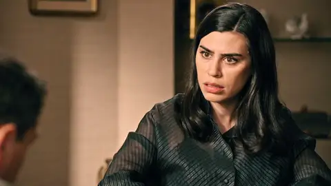 María descubre que Gabriel trabaja para Brossard y acaba aceptando un pacto con él, pero con condiciones