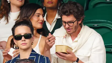 Andrew Garfield y Monica Barbaro en Wimbledon Andrew Garfield y Monica Barbaro en Wimbledon