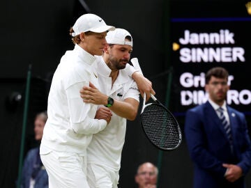 Sinner y Dimitrov se saludan tras la retirada del búlgaro en Wimbledon