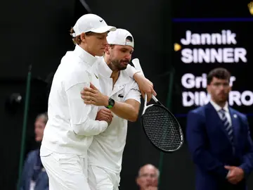 Sinner y Dimitrov se saludan tras la retirada del búlgaro en Wimbledon Sinner y Dimitrov se saludan tras la retirada del búlgaro en Wimbledon