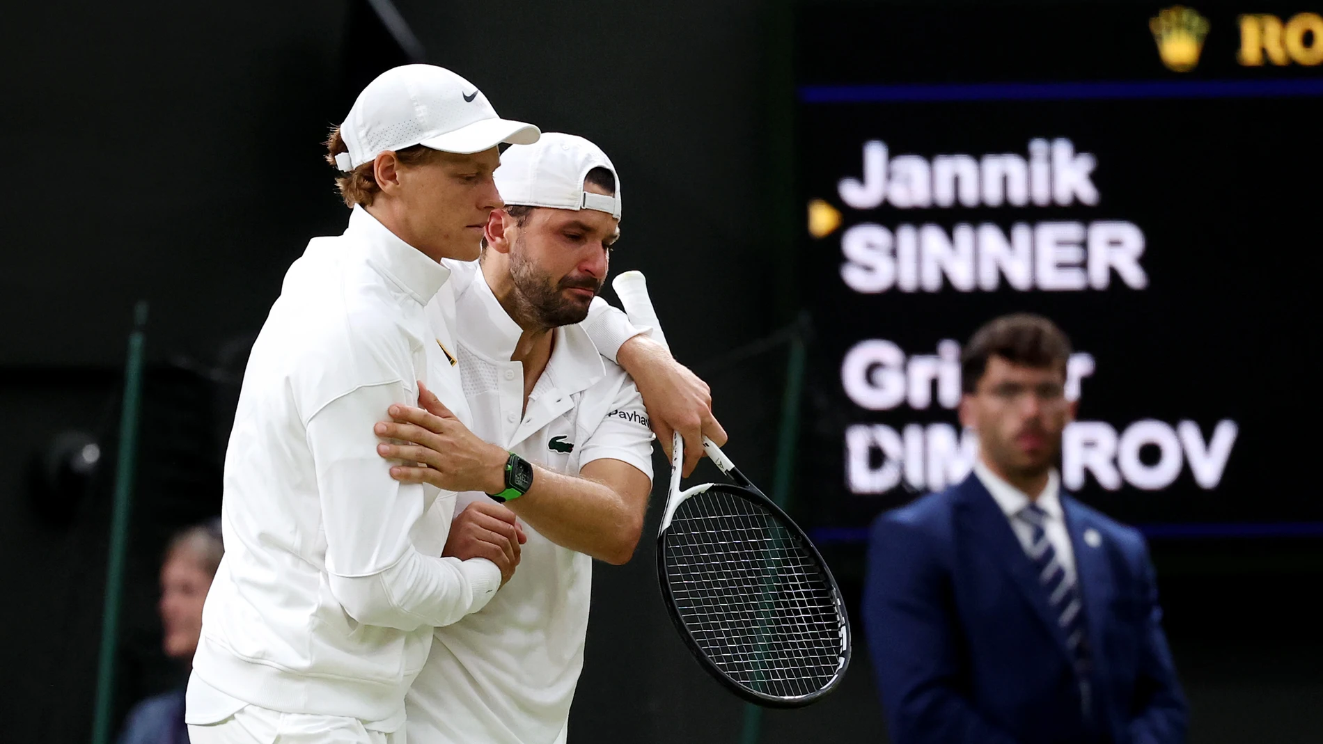 Sinner y Dimitrov se saludan tras la retirada del búlgaro en Wimbledon Sinner y Dimitrov se saludan tras la retirada del búlgaro en Wimbledon