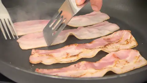 Introduce las lonchas de panceta Introduce las lonchas de panceta