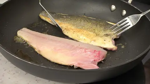 Sazona los lomos de lubina, introdúcelos en la sartén Sazona los lomos de lubina, introdúcelos en la sartén