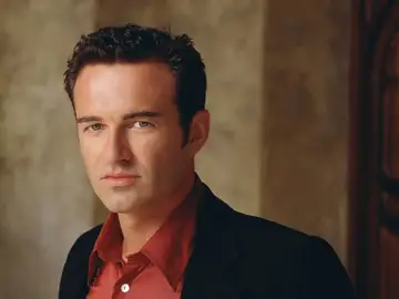 Julian McMahon como Cole Turner en Embrujadas Julian McMahon como Cole Turner en Embrujadas