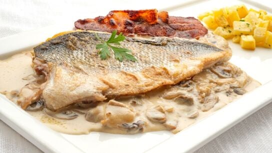 Una receta baja en grasa y a tope de sabor: lubina con champi&ntilde;ones y patata, de Joseba Argui&ntilde;ano