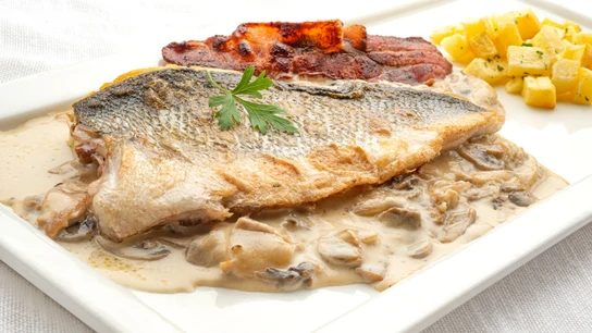 Una receta baja en grasa y a tope de sabor: lubina con champiñones y patata, de Joseba Arguiñano Una receta baja en grasa y a tope de sabor: lubina con champiñones y patata, de Joseba Arguiñano
