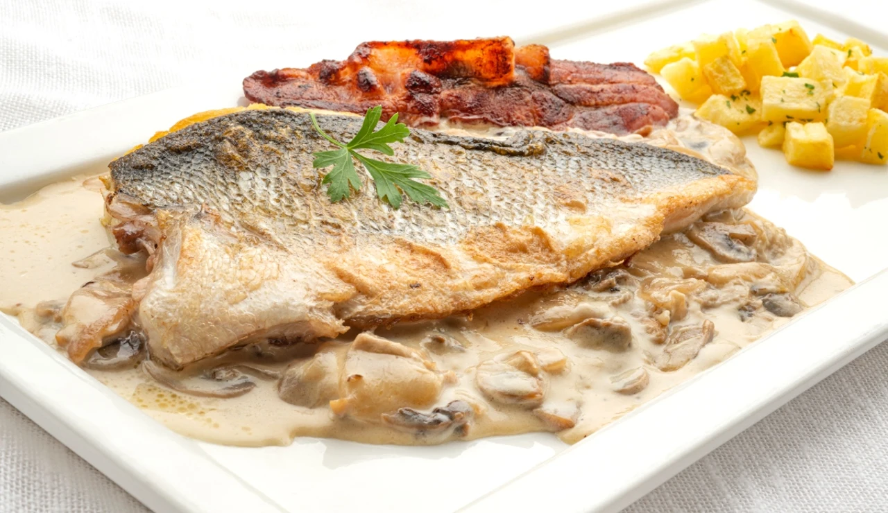 Una receta baja en grasa y a tope de sabor: lubina con champiñones y patata, de Joseba Arguiñano