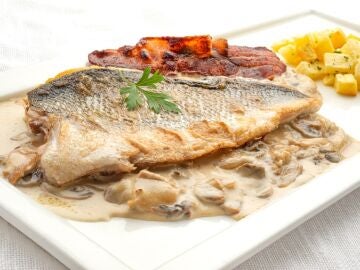 Una receta baja en grasa y a tope de sabor: lubina con champiñones y patata, de Joseba Arguiñano