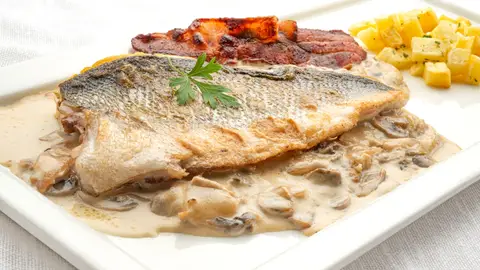 Una receta baja en grasa y a tope de sabor: lubina con champiñones y patata, de Joseba Arguiñano Una receta baja en grasa y a tope de sabor: lubina con champiñones y patata, de Joseba Arguiñano