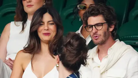 Andrew Garfield y Monica Barbaro en Wimbledon Andrew Garfield y Monica Barbaro en Wimbledon