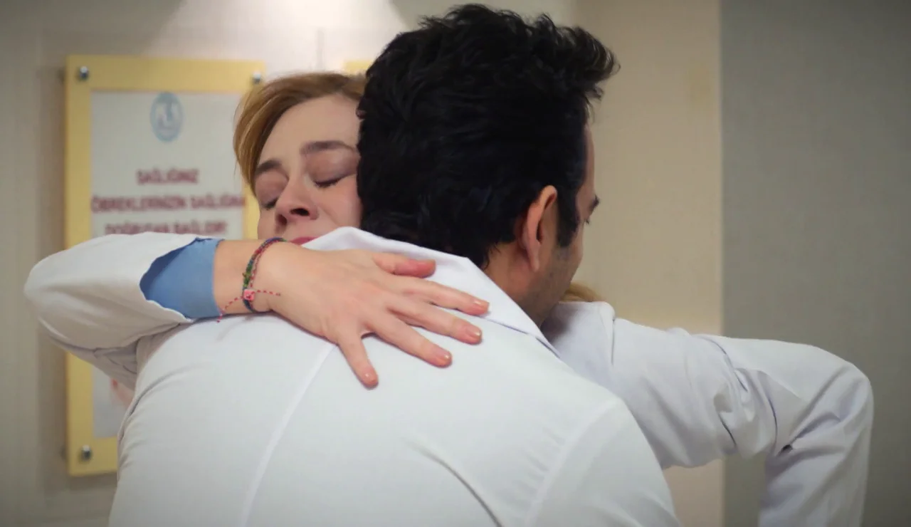 Bahar salta de alegría al ver a Evren totalmente recuperado: “Es gracias a ti”