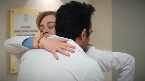 Bahar salta de alegría al ver a Evren totalmente recuperado: “Es gracias a ti” Bahar salta de alegría al ver a Evren totalmente recuperado: “Es gracias a ti”