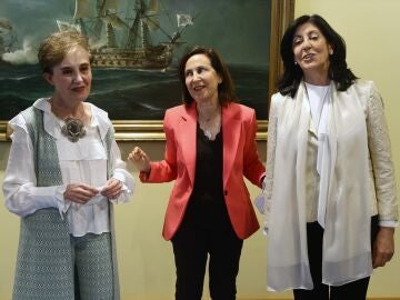 Paz Esteban junto con la Ministra de Defensa (Margarita Robles) y la nueva directora del CNI 