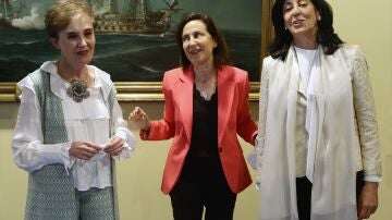 Paz Esteban junto con la Ministra de Defensa (Margarita Robles) y la nueva directora del CNI 