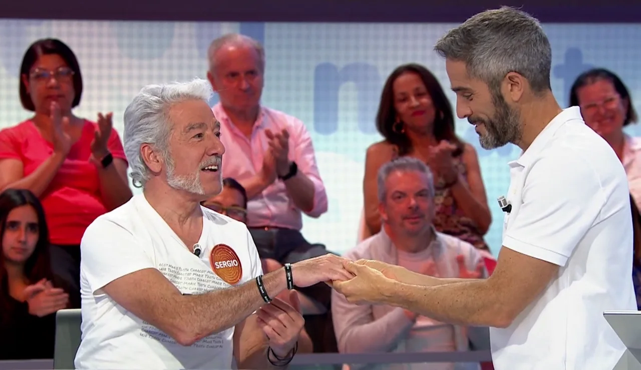¡Una pedida de mano en Pasapalabra! Sergio Pazos le da el “sí, quiero” a Roberto Leal
