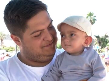 Abraham, el bebé que pesó solo 393 gramos al nacer en Galicia, cumple un año