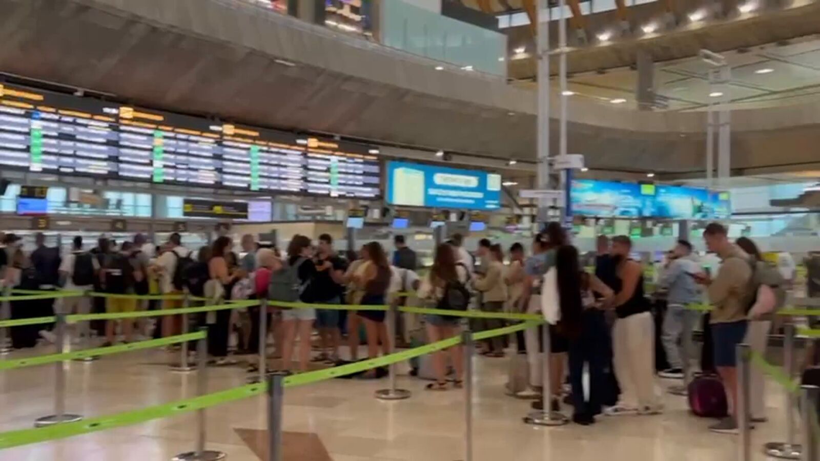 Indignación entre los pasajeros en el aeropuerto de Tenerife: 35 vuelos desviados y más de una decena cancelados