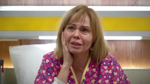 ¡Tensión máxima! Bahar y Timur arriesgan sus vidas al tratar a una paciente con un virus mortal y altamente contagioso ¡Tensión máxima! Bahar y Timur arriesgan sus vidas al tratar a una paciente con un virus mortal y altamente contagioso