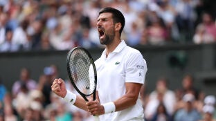 Djokovic celebra un punto ante Mi&ntilde;aur