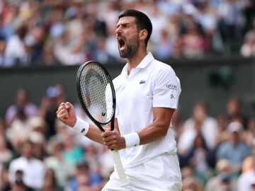 Djokovic celebra un punto ante Miñaur