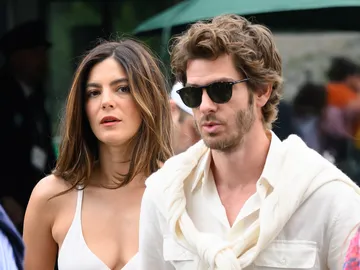 Andrew Garfield y Monica Barbaro en Wimbledon Andrew Garfield y Monica Barbaro en Wimbledon