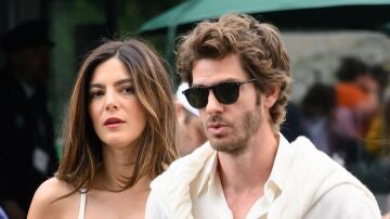 Andrew Garfield y Monica Barbaro en Wimbledon