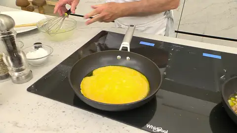 Casca 2 huevos a un bol, sazónalos, bátelos bien y viértelos a la sartén Casca 2 huevos a un bol, sazónalos, bátelos bien y viértelos a la sartén