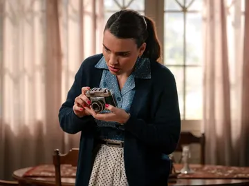 Capítulo 345 de Sueños de libertad; 8 de julio: Fina comienza a ejercer como fotógrafa Capítulo 345 de Sueños de libertad; 8 de julio: Fina comienza a ejercer como fotógrafa