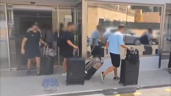 Los agentes abandonan el hotel Los agentes abandonan el hotel