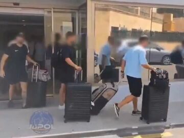 Los agentes abandonan el hotel