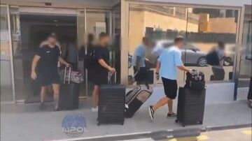 Los agentes abandonan el hotel