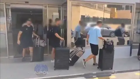 Los agentes abandonan el hotel Los agentes abandonan el hotel