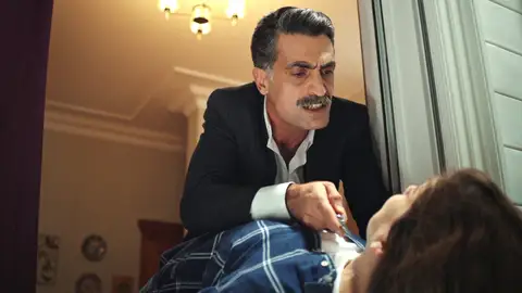 Sultan confiesa su relación con Ferit y Kazim la amenaza: “Si hablas, te arrancaré la lengua” Sultan confiesa su relación con Ferit y Kazim la amenaza: “Si hablas, te arrancaré la lengua”