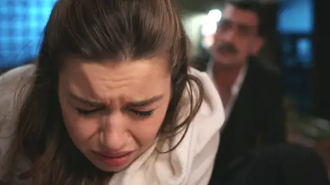 Ferit se marcha sin avisar y Kazim aprovecha para humillar a Seyran: “¿Dónde está ahora tu marido?” Ferit se marcha sin avisar y Kazim aprovecha para humillar a Seyran: “¿Dónde está ahora tu marido?”