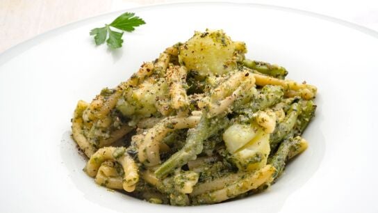 Casarecce con pesto, jud&iacute;as verdes y patata, la receta italiana de Argui&ntilde;ano: "Sencilla, de temporada y con ingredientes muy baratos"