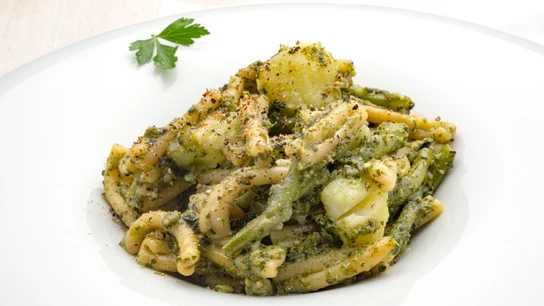 Casarecce con pesto, judías verdes y patata, la receta italiana de Arguiñano: "Sencilla, de temporada y con ingredientes muy baratos" Casarecce con pesto, judías verdes y patata, la receta italiana de Arguiñano: "Sencilla, de temporada y con ingredientes muy baratos"